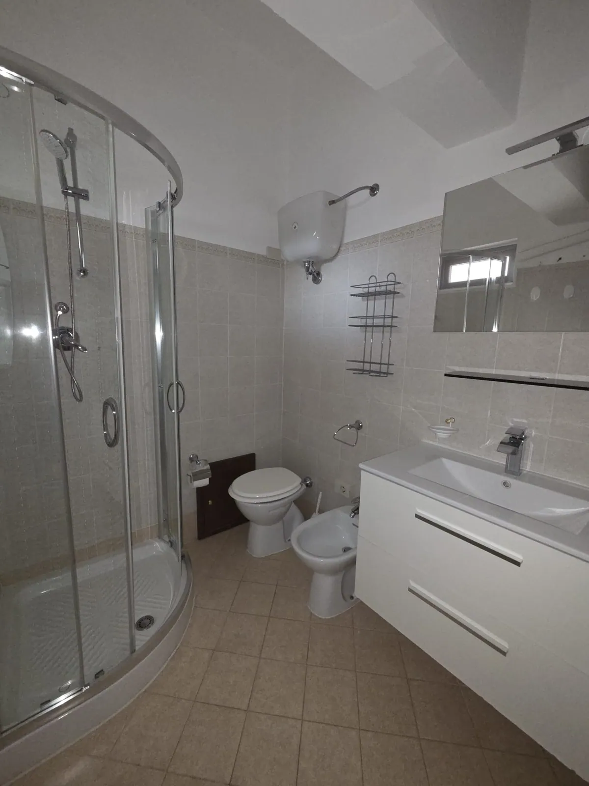 Uno dei due bagni dell’appartamento, con box doccia e bidet