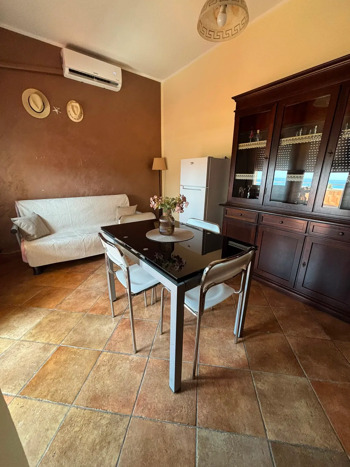 Soggiorno e sala da pranzo con accesso al balcone