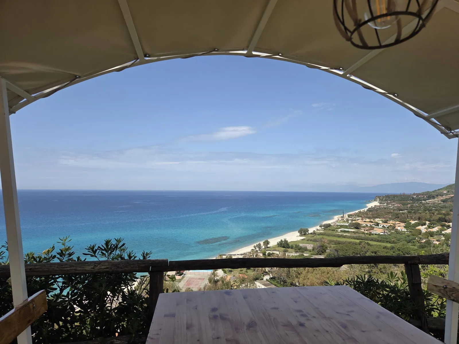 Vista dalla terrazza sulla costa turchese della Calabria