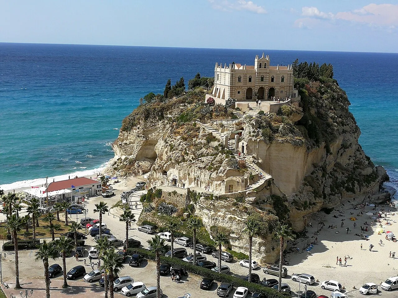 Santuario di Santa Maria dell’Isola sul promontorio roccioso di Tropea